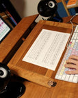 譜面台とデスクが一体となった、音楽制作専用デスク