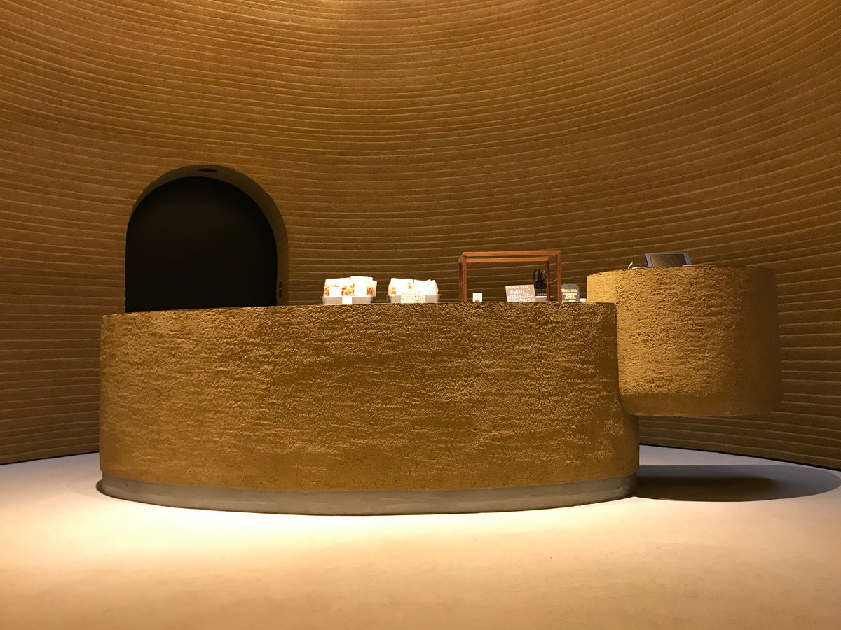 事例写真2。クルックフィールズ。左官コラボ・カウンターテーブル。