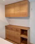 新居のキッチンにぴったり合わせたい。ナラ無垢天板の食器棚