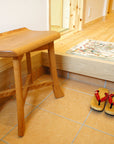 柔らかく、優しさが伝わる、チェリー材の玄関スツール