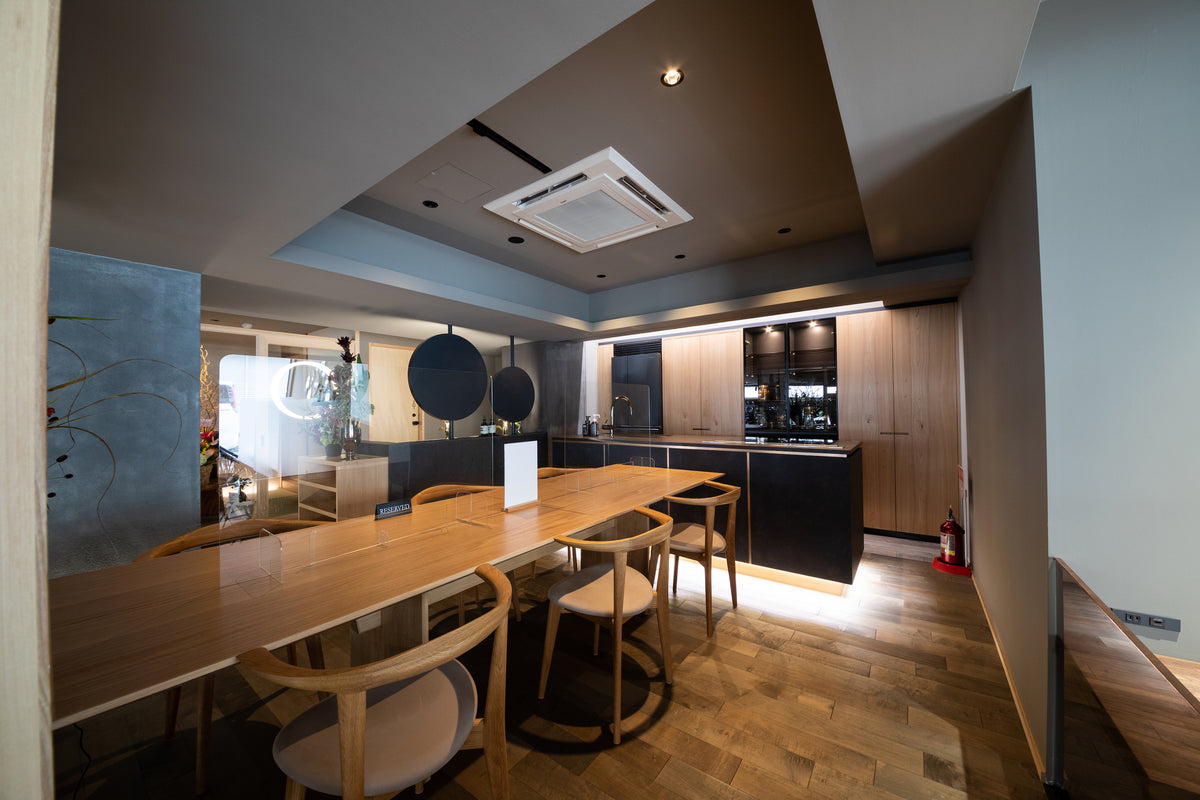 ダイニングテーブル。キッチン全景。オーク材。SEIRYU CAFE。事例写真。