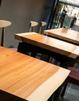 ダイニングテーブル。木目アップ。スギ一枚板。SEIRYU CAFE。事例写真。