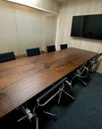 天秤モチーフ、ウォールナット材の会議室大テーブル