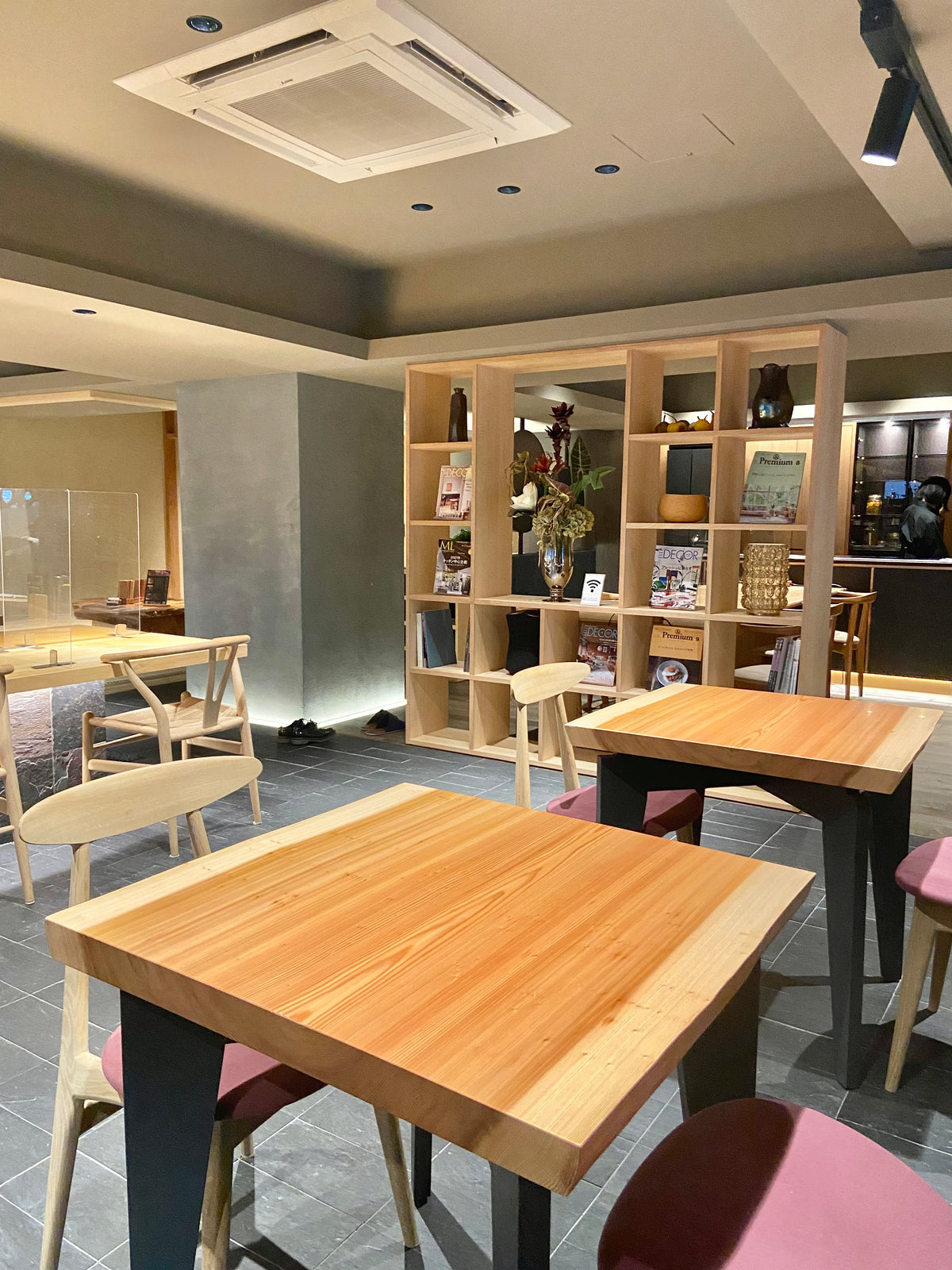 ダイニングテーブル。縦長アップ。スギ一枚板。SEIRYU CAFE。事例写真。