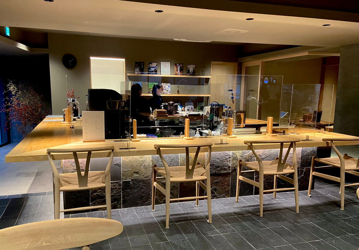 カウンターテーブル。間接照明。イチョウ一枚板。SEIRYU CAFE。事例写真。