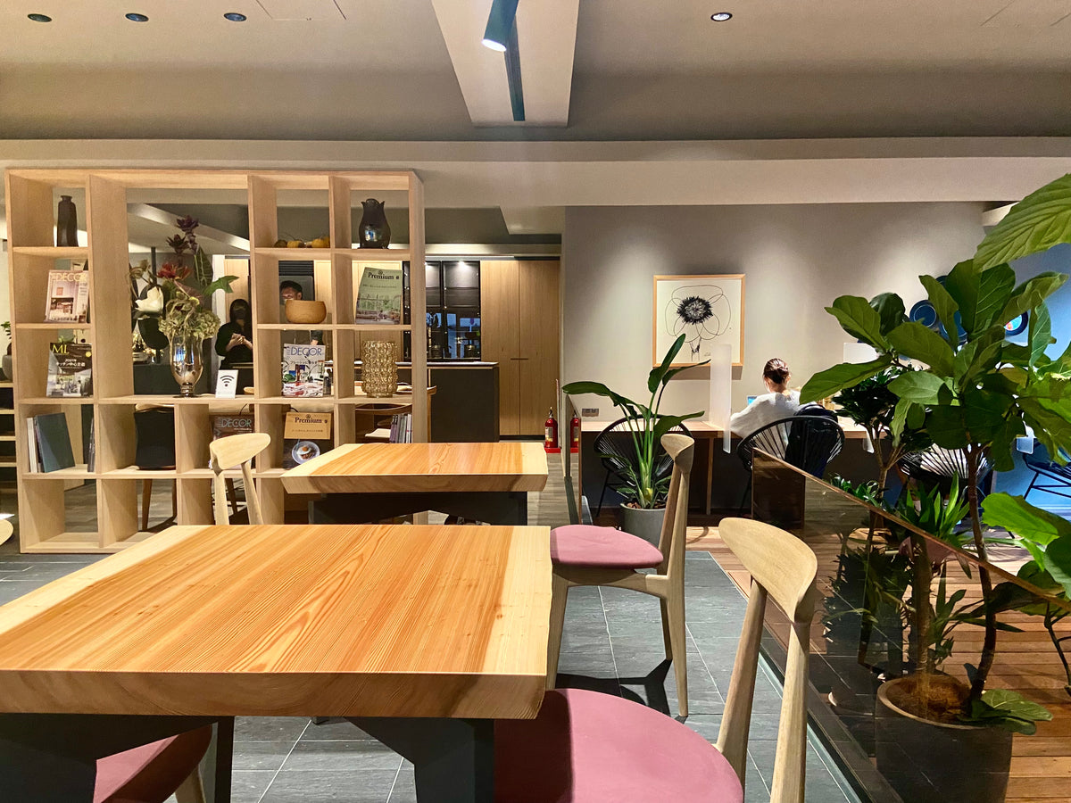 ダイニングテーブル。利用シーン。スギ一枚板。SEIRYU CAFE。事例写真。
