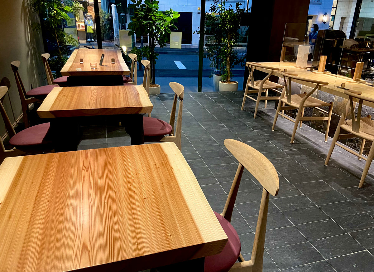ダイニングテーブル。チェアー、床との相性。スギ一枚板。SEIRYU CAFE。事例写真。