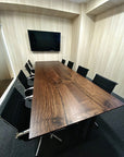 天秤モチーフ、ウォールナット材の会議室大テーブル