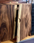 キャビネット。一枚板の扉アップ。モンキーポッド一枚板。オーダーメイド家具事例写真。