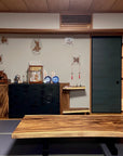 ローテーブル。キャビネット。正面からの全景。モンキーポッド一枚板。オーダーメイド家具事例写真。