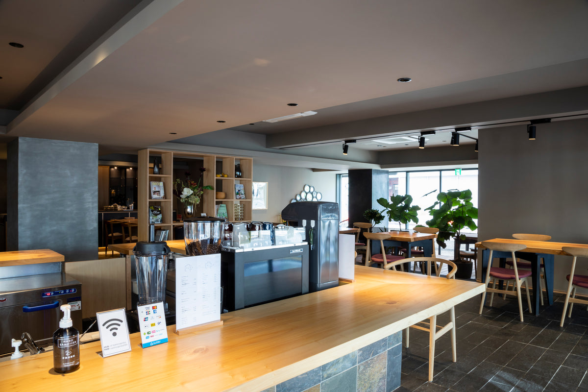 カウンターテーブルから座席を眺める。イチョウ一枚板。SEIRYU CAFE。事例写真。