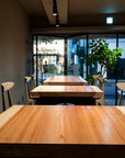 ダイニングテーブル。横から。スギ一枚板。SEIRYU CAFE。事例写真。