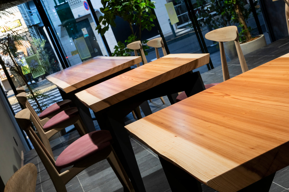 ダイニングテーブル。天板耳のアップ。スギ一枚板。SEIRYU CAFE。事例写真。