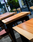ダイニングテーブル。天板耳のアップ。スギ一枚板。SEIRYU CAFE。事例写真。