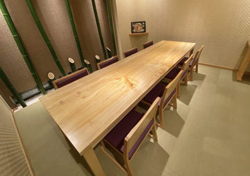 『割烹 阿吽』幅2.8m、8人掛けのシナ一枚板テーブル