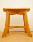 柔らかく、優しさが伝わる、チェリー材の玄関スツール