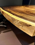 木目と色味が好み。モンキーポッドの一枚板テーブル