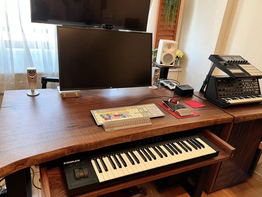 クリエイティブな仕事に！ウォールナット一枚板デスク — 音楽クリエイターの「全力集中」を叶えるための緻密な設計
