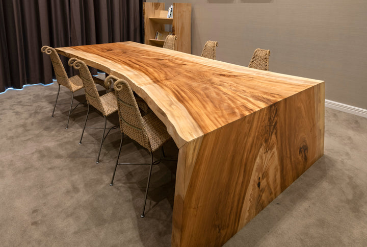 唯一無二の存在感を宿すトチ一枚板「折れ脚」テーブルの誕生
