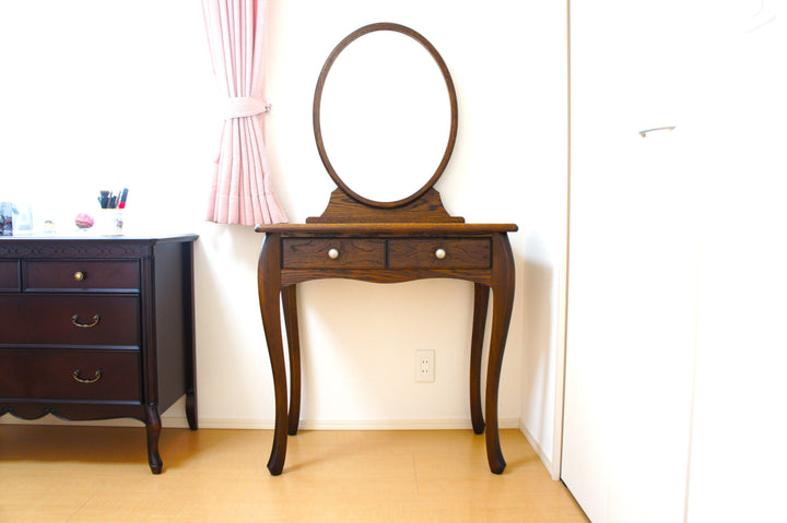 自分と向き合う、特別な場所。独立を機に手に入れた、世界に一つの猫脚ドレッサー