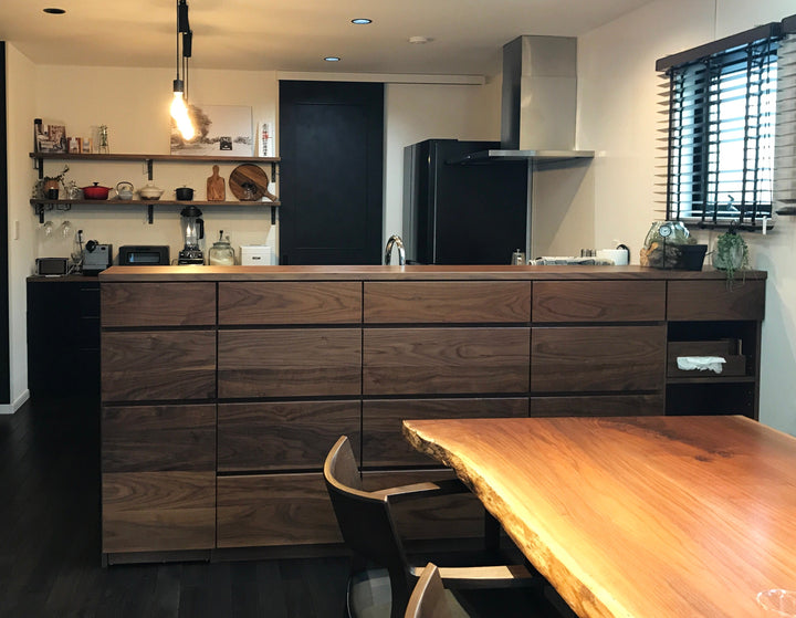 一枚の板のようにつながる木目。お客様の「夢のLDK」を叶えたウォールナットのキッチン背面収納