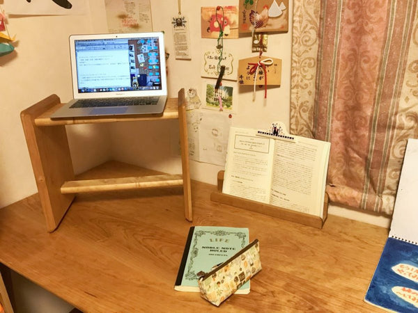 様々な使い勝手を実現する、チェリー材のシステムデスク