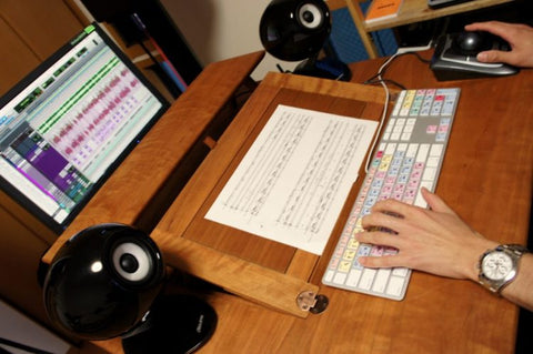 譜面台とデスクが一体となった、音楽制作専用デスク
