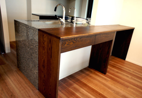 キッチンのサイズにぴったり！ナラのカウンターテーブル