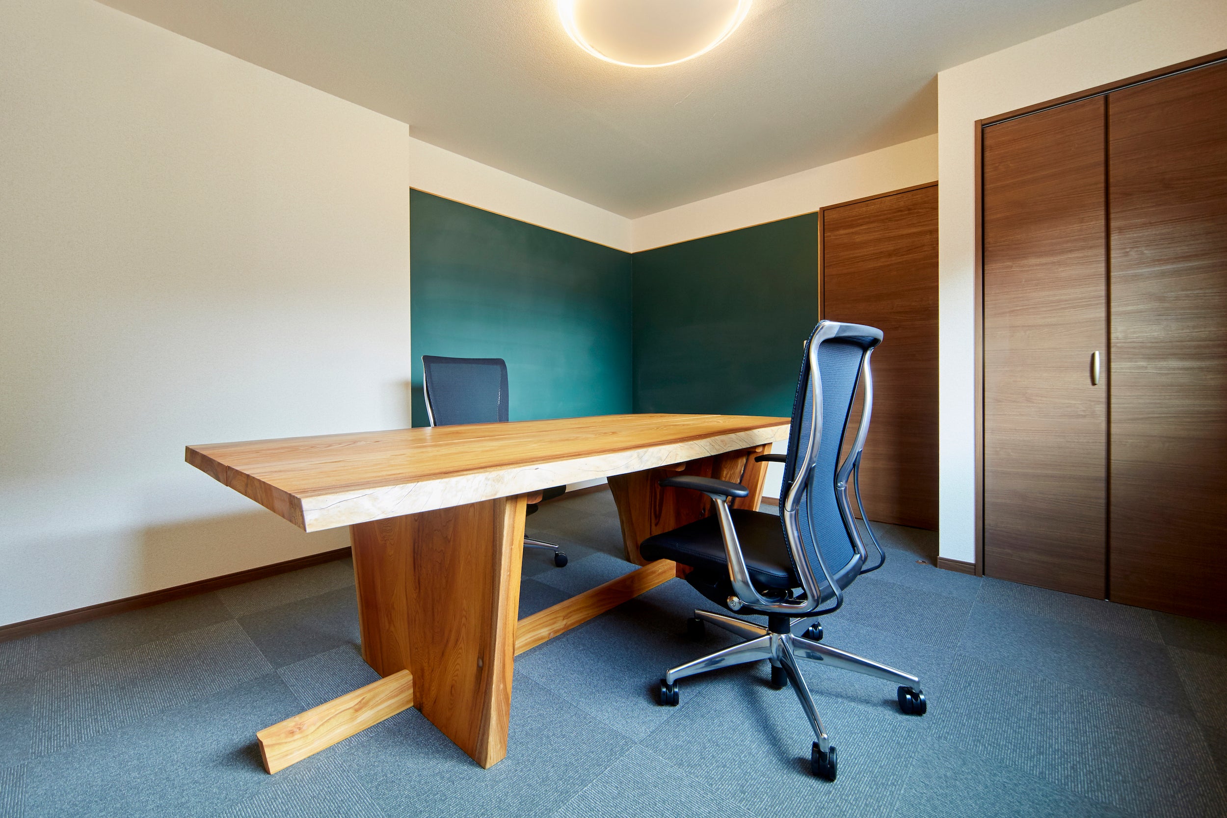 会議テーブル。ケヤキ一枚板。空間全体。オーダーメイド家具事例写真。