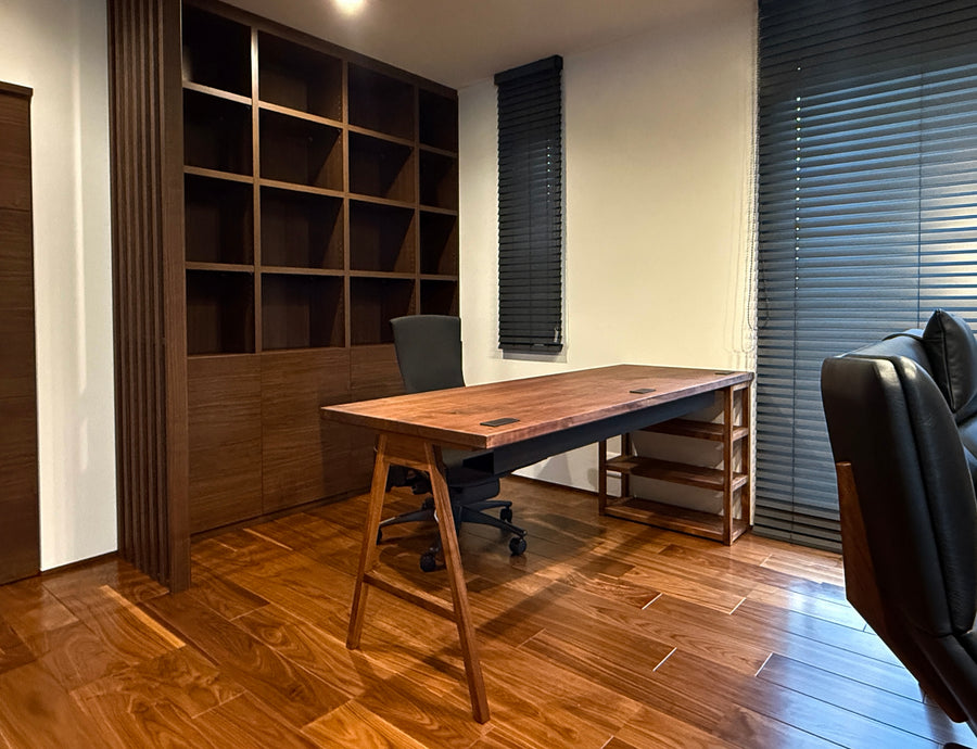 ウォールナット一枚板デスク。斜め。オーダーメイド家具事例写真。