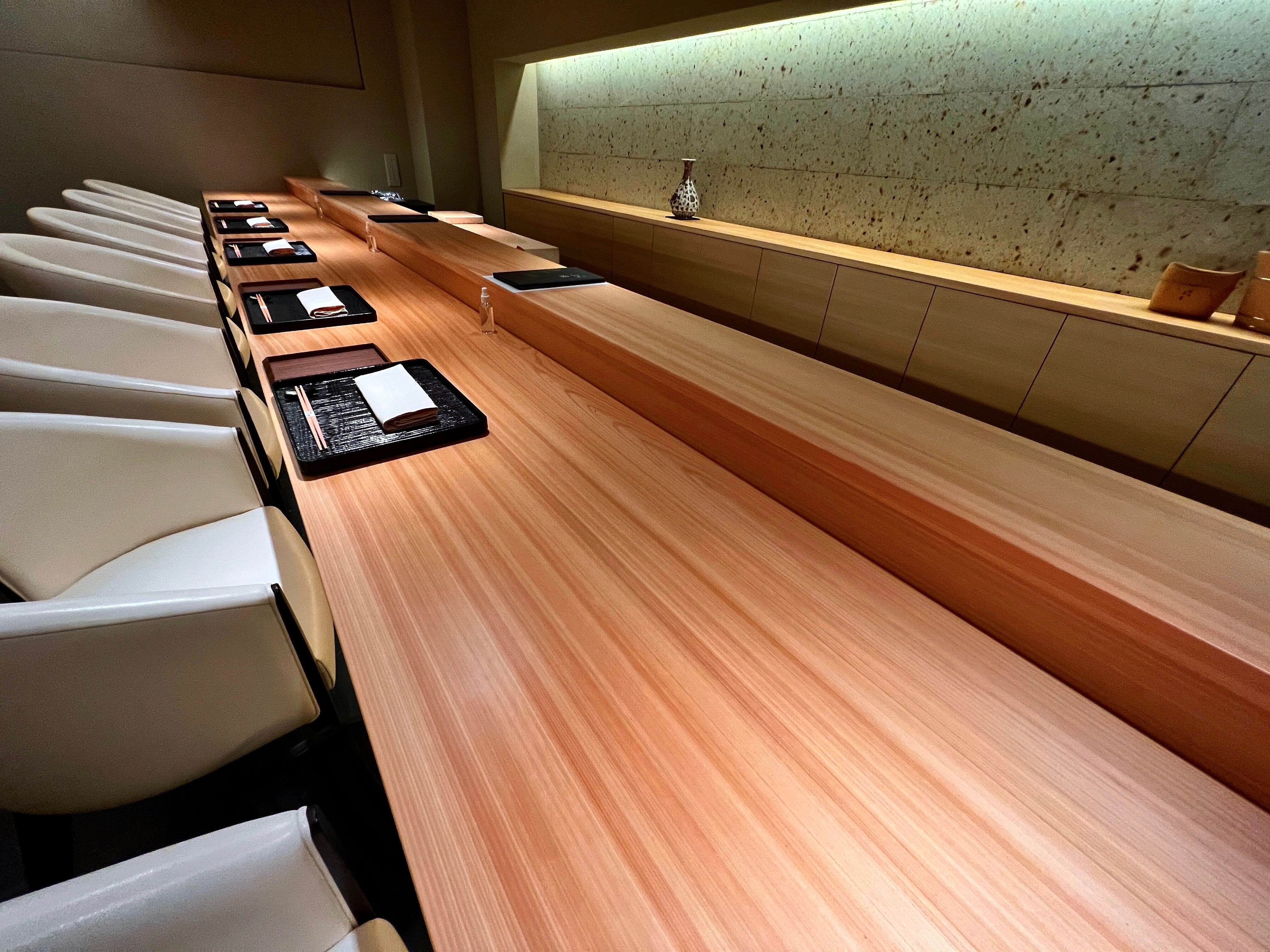 事例写真0。豪龍久保。貴重な７ｍのヒノキ一枚板カウンター天板。