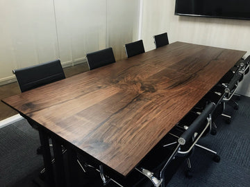 天秤モチーフ、ウォールナット材の会議室大テーブル