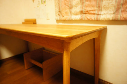 様々な使い勝手を実現する、チェリー材のシステムデスク