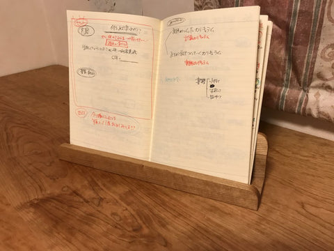 様々な使い勝手を実現する、チェリー材のシステムデスク