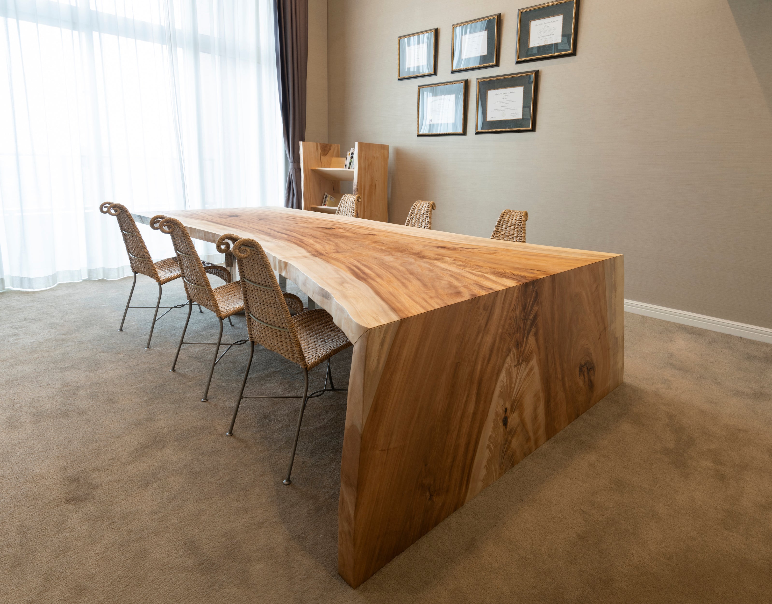 テーブル。トチ一枚板。繋がる脚。製作事例写真。