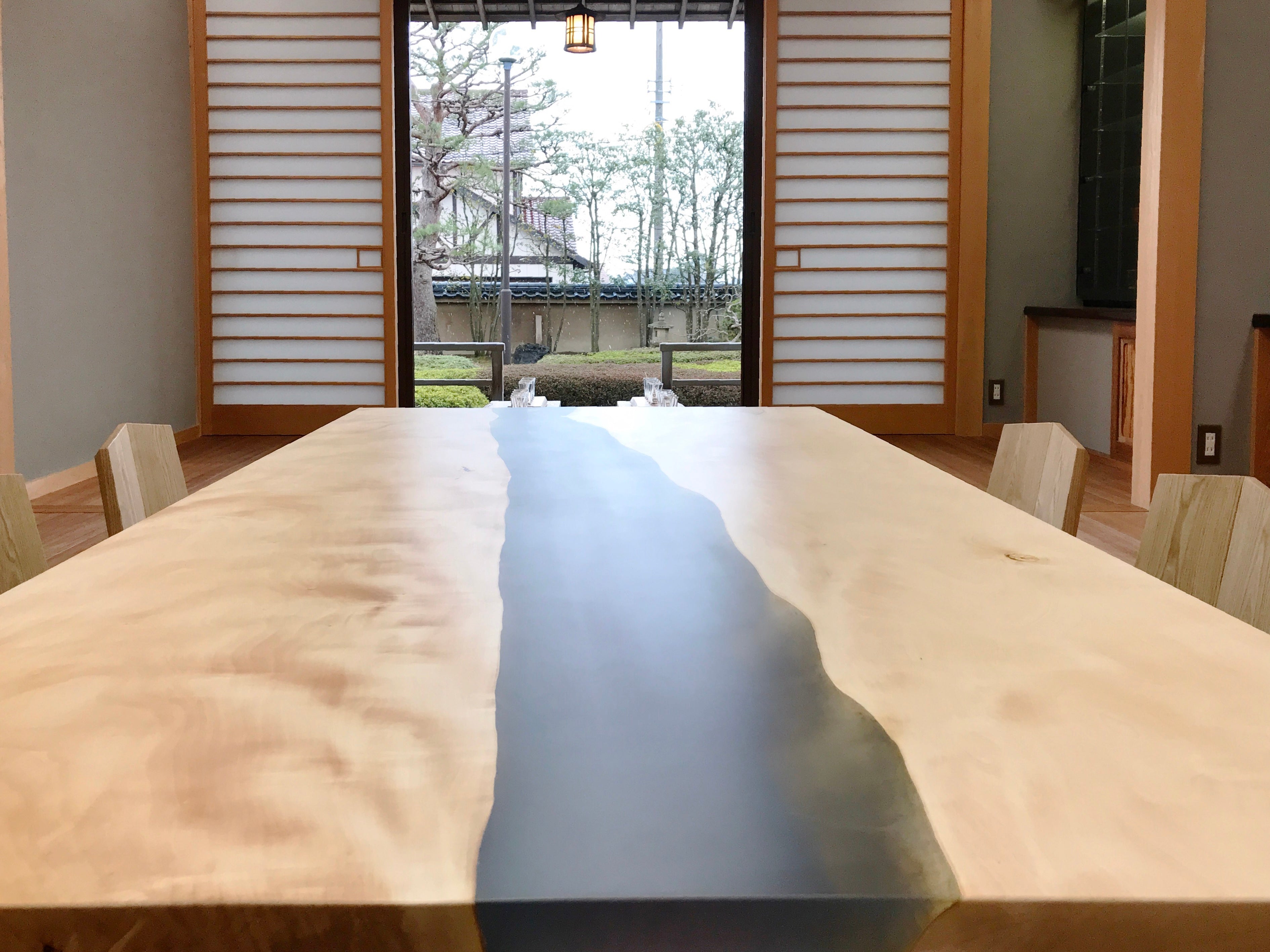 ローテーブル。レジンテーブル。側面アップ。トチ一枚板。オーダーメイド家具事例写真。