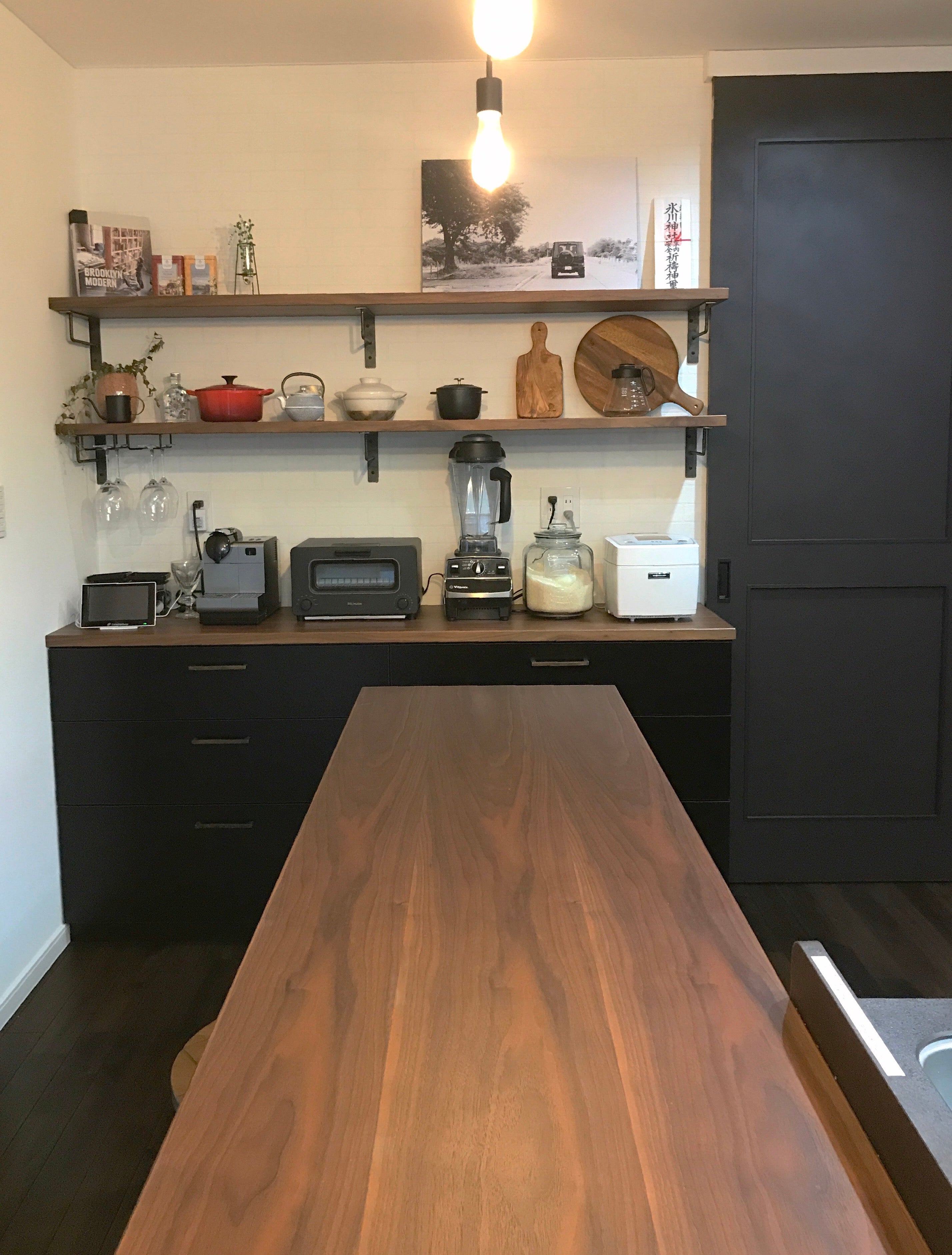 食器棚。補助カウンター。縦長全景。ウォールナット無垢材。オーダーメイド家具制作事例。