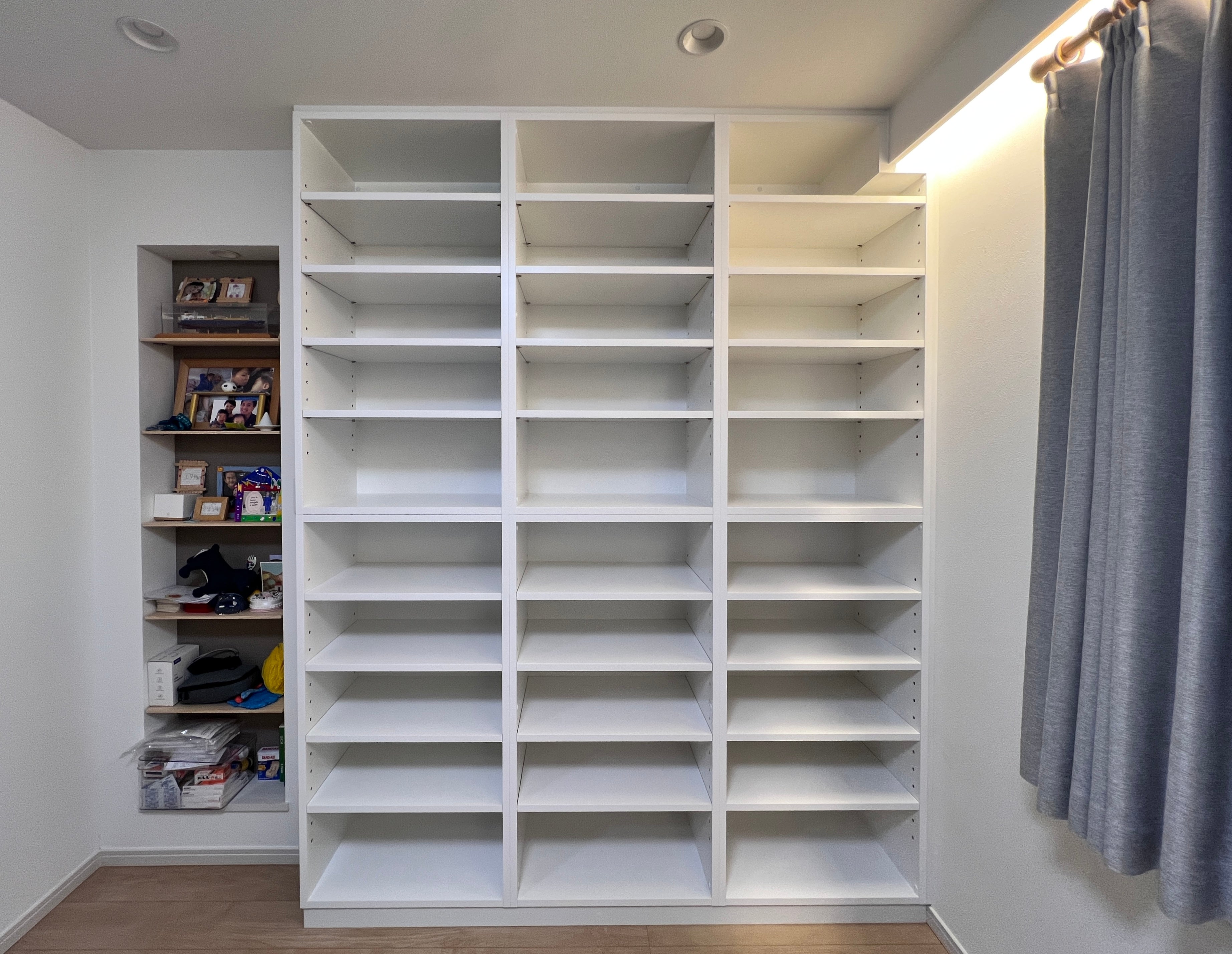 事例写真10。新居のキッチンにぴったり合わせたい。壁面収納。本棚。