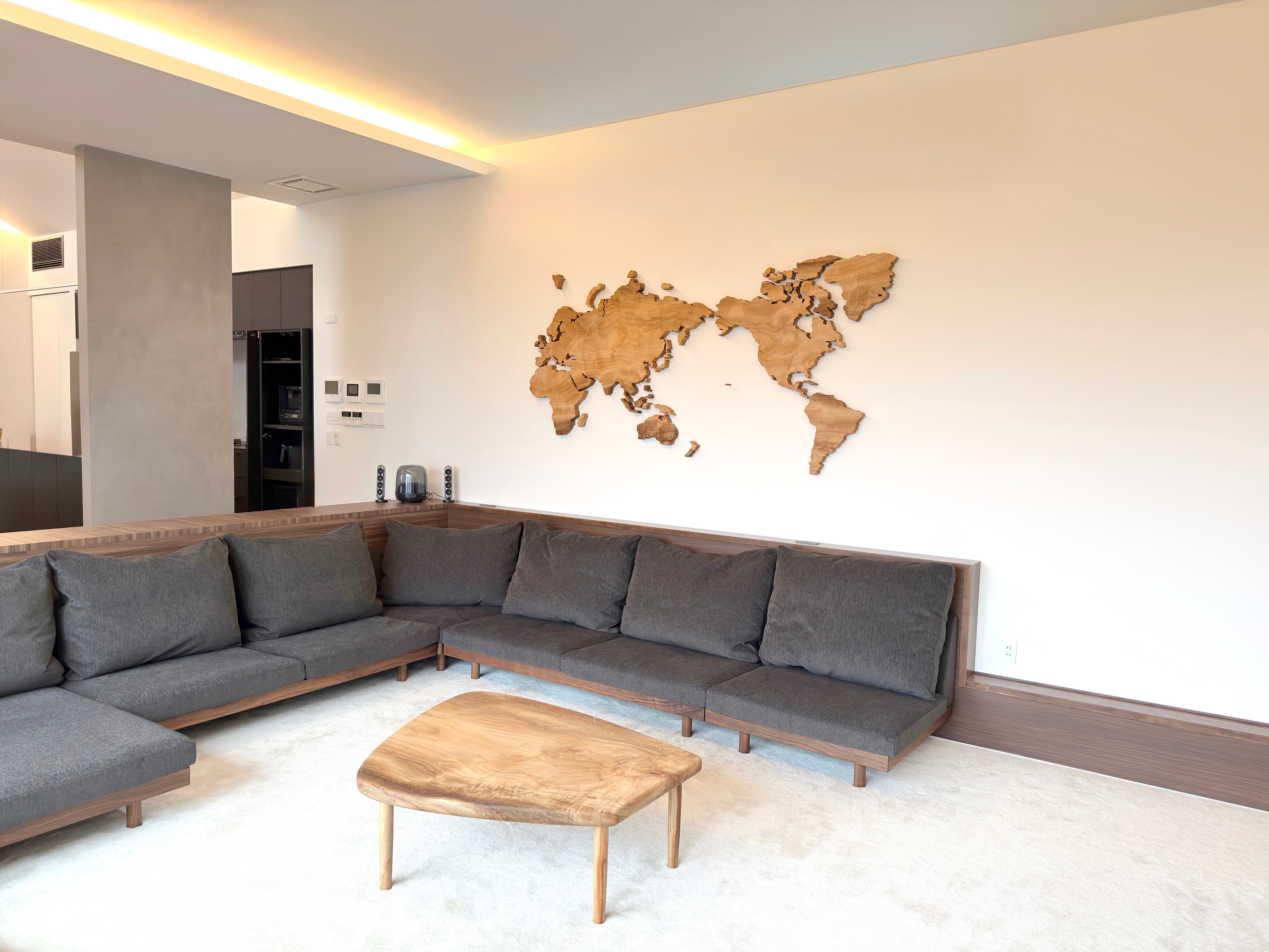 クス材の世界地図。右からの全景。オーダーメイド家具事例写真。