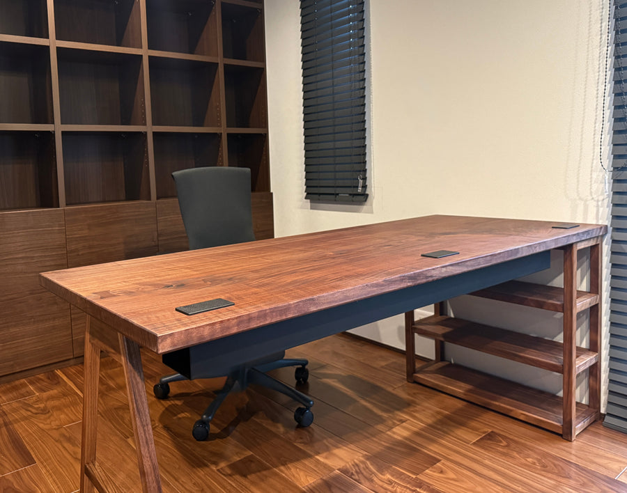 ウォールナット一枚板デスク。コード受け。オーダーメイド家具事例写真。