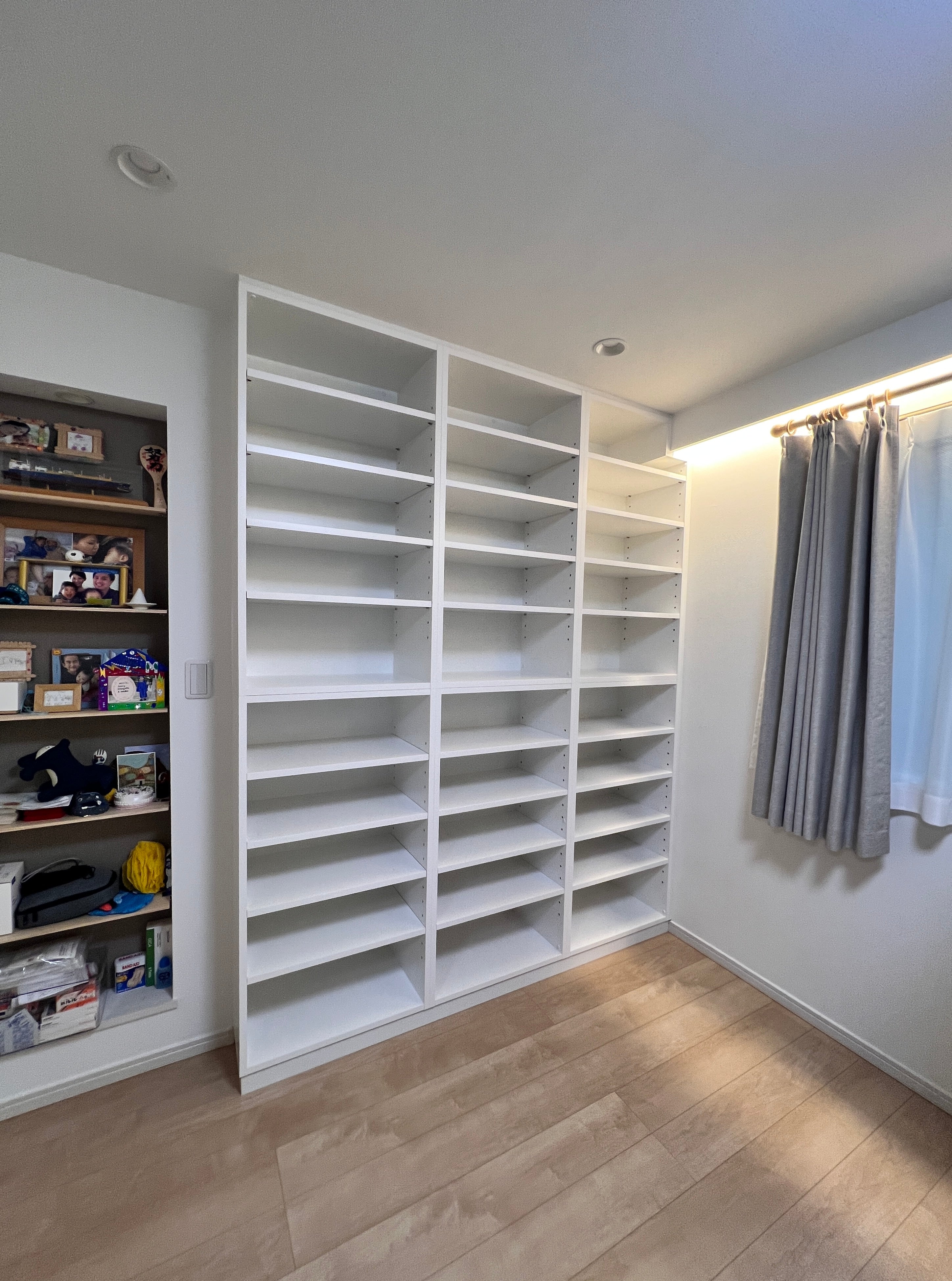 事例写真11。新居のキッチンにぴったり合わせたい。壁面収納。本棚。