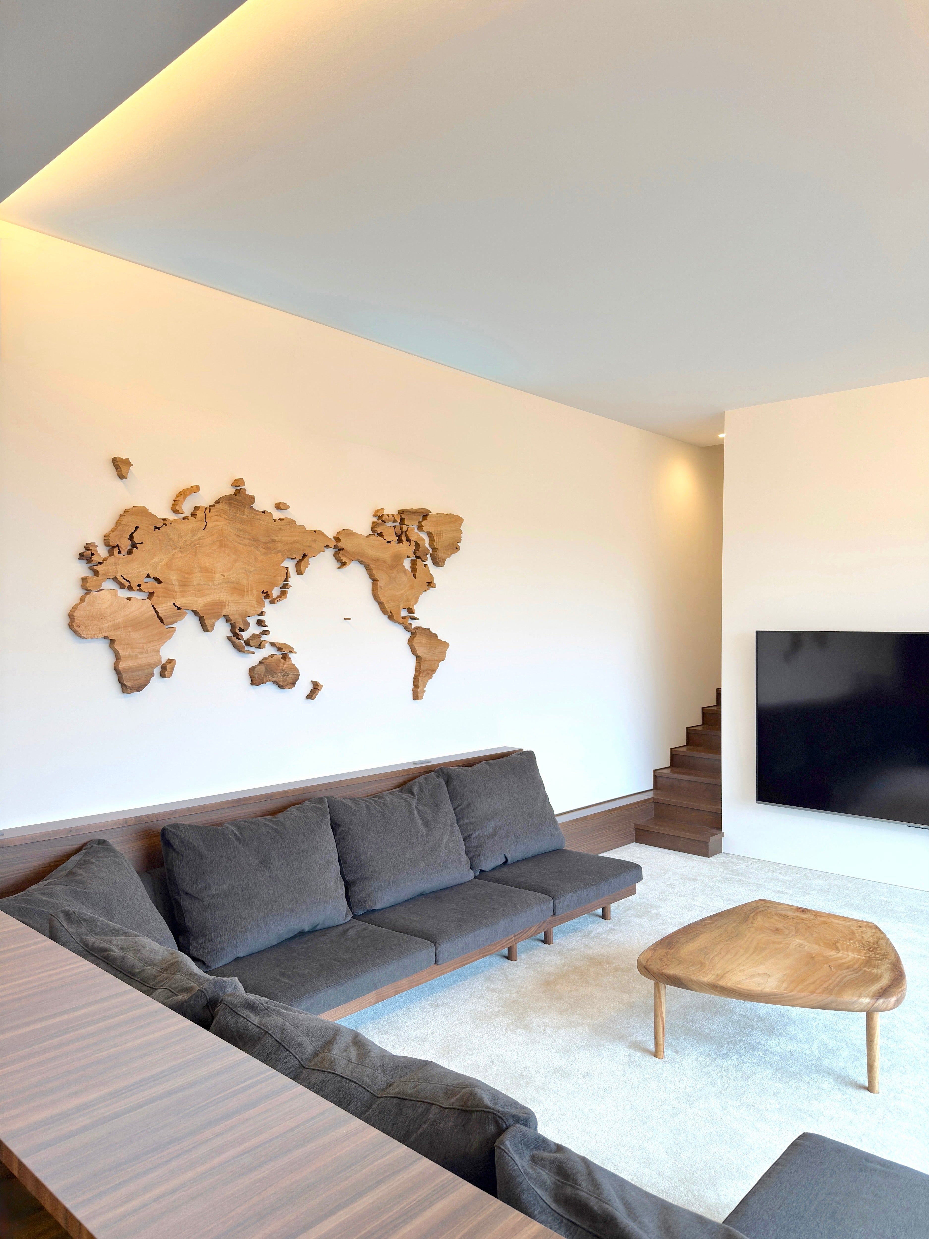 クス材の世界地図。全景縦長。オーダーメイド家具事例写真。