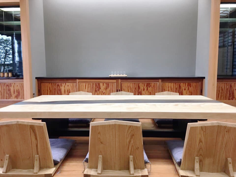 ローテーブル。レジンテーブル。正面アップ。トチ一枚板。オーダーメイド家具事例写真。