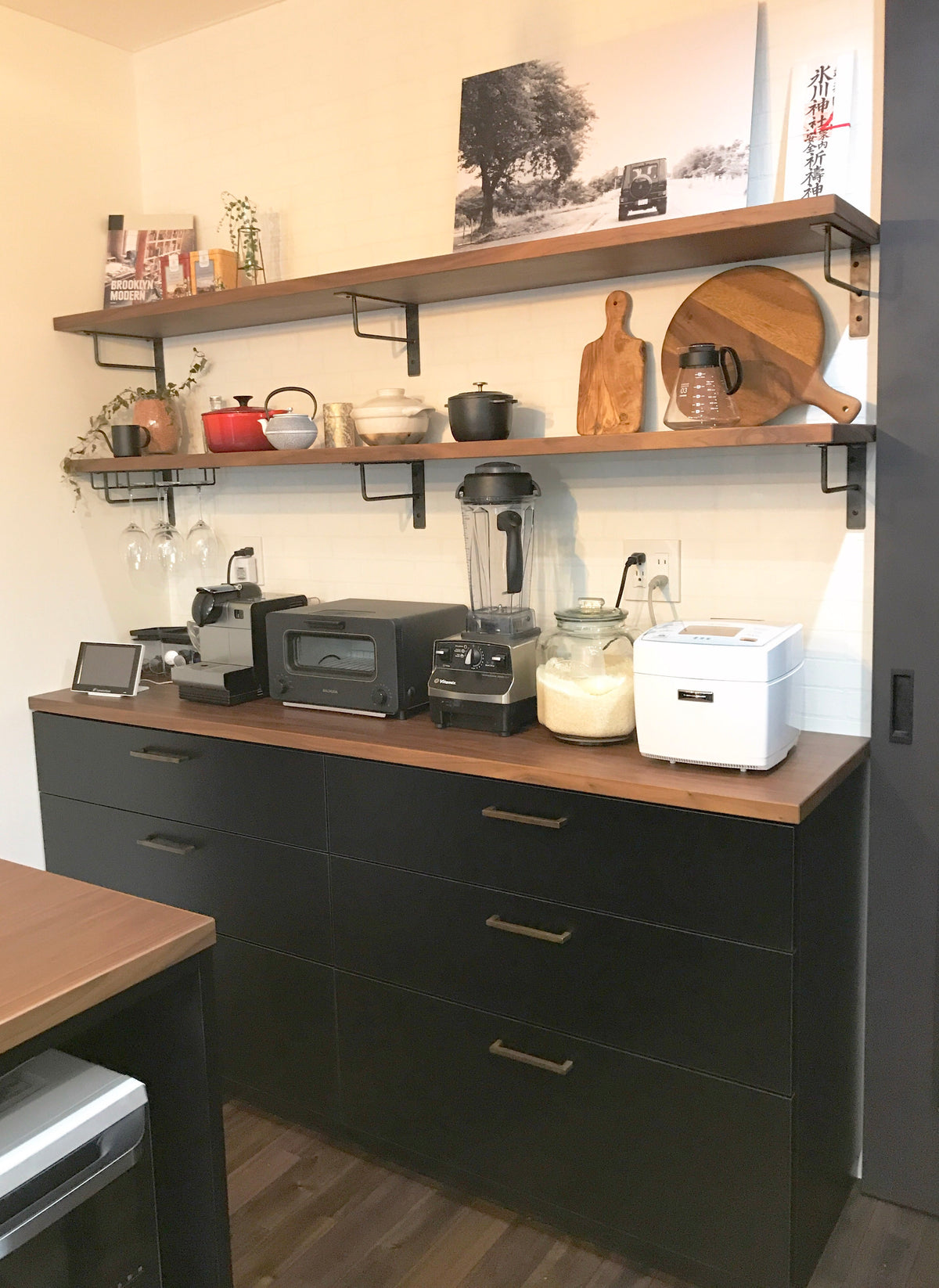 食器棚。縦長全景。ウォールナット無垢材。オーダーメイド家具製作事例。