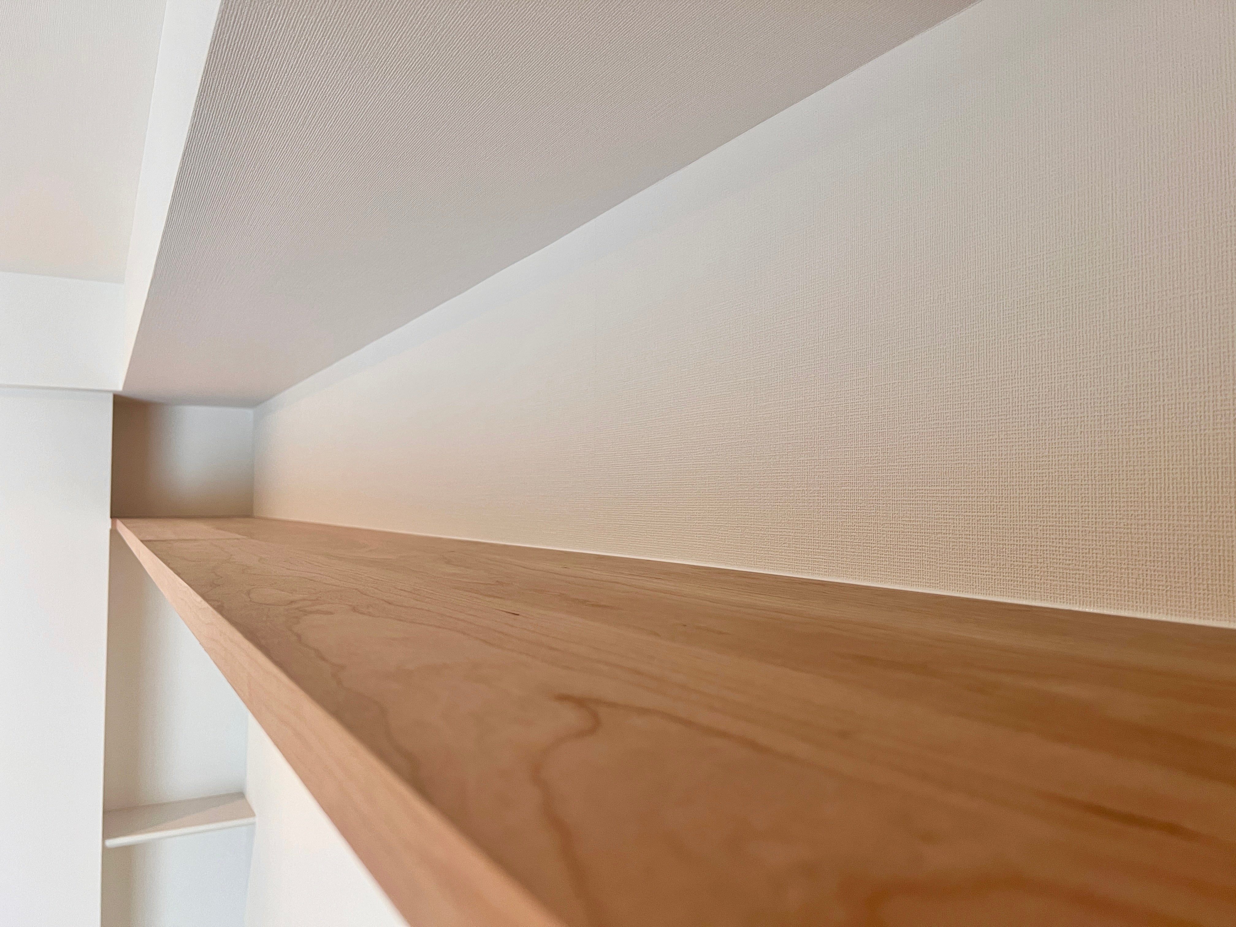 壁面棚板。木目アップ。チェリー材。製作事例写真。