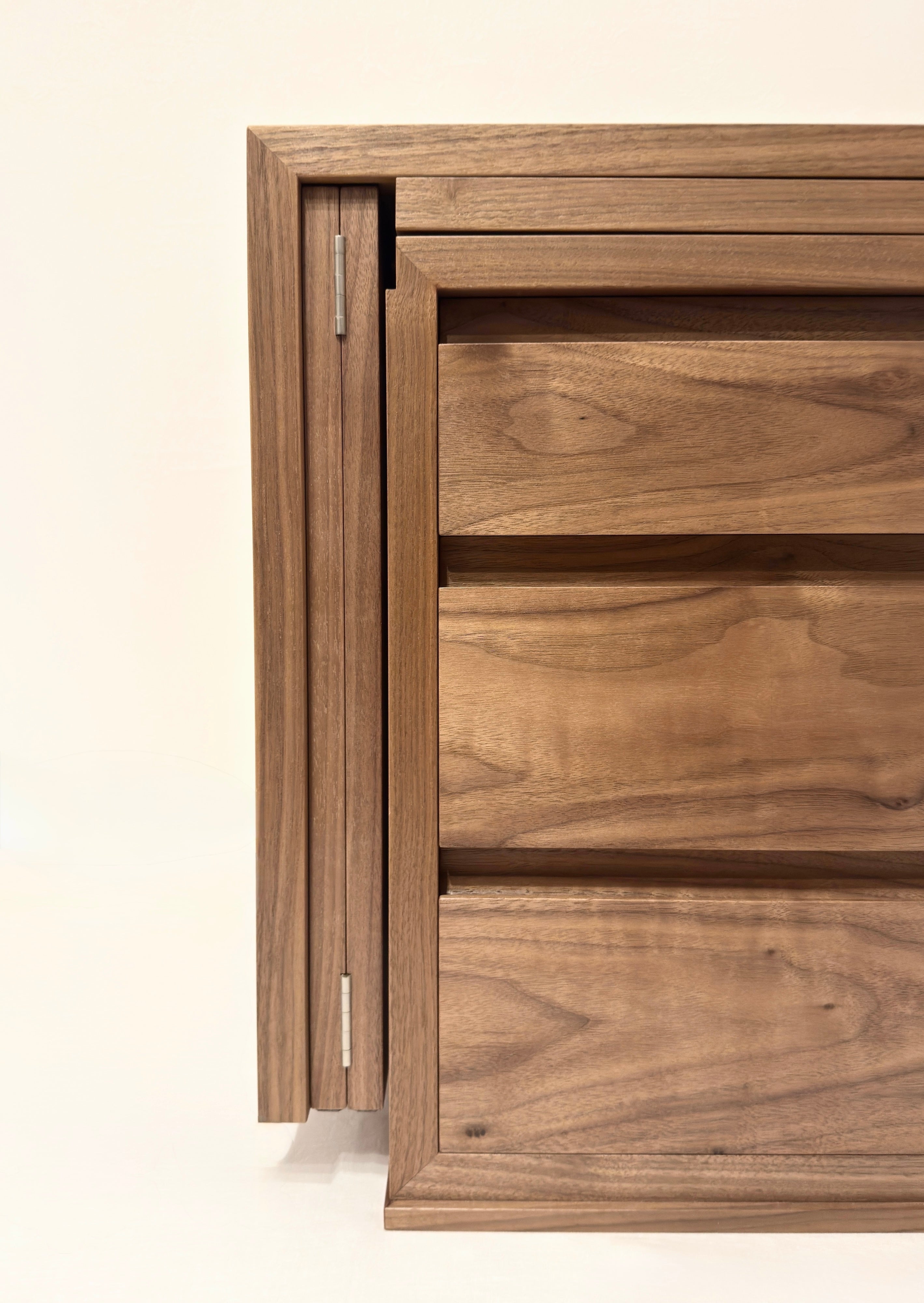 折りたたみ化粧台。折りたたみ部アップ。オーダーメイド家具事例写真。