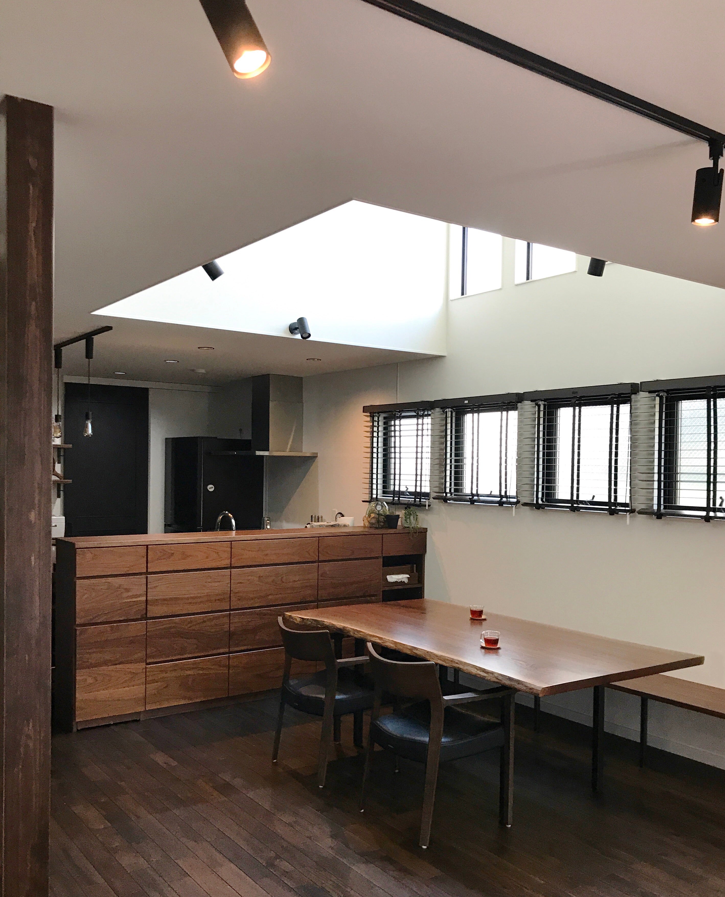 縦長全景。ダイニングテーブル。食器棚。ウォールナット一枚板。ウォールナット無垢材。製作事例写真。