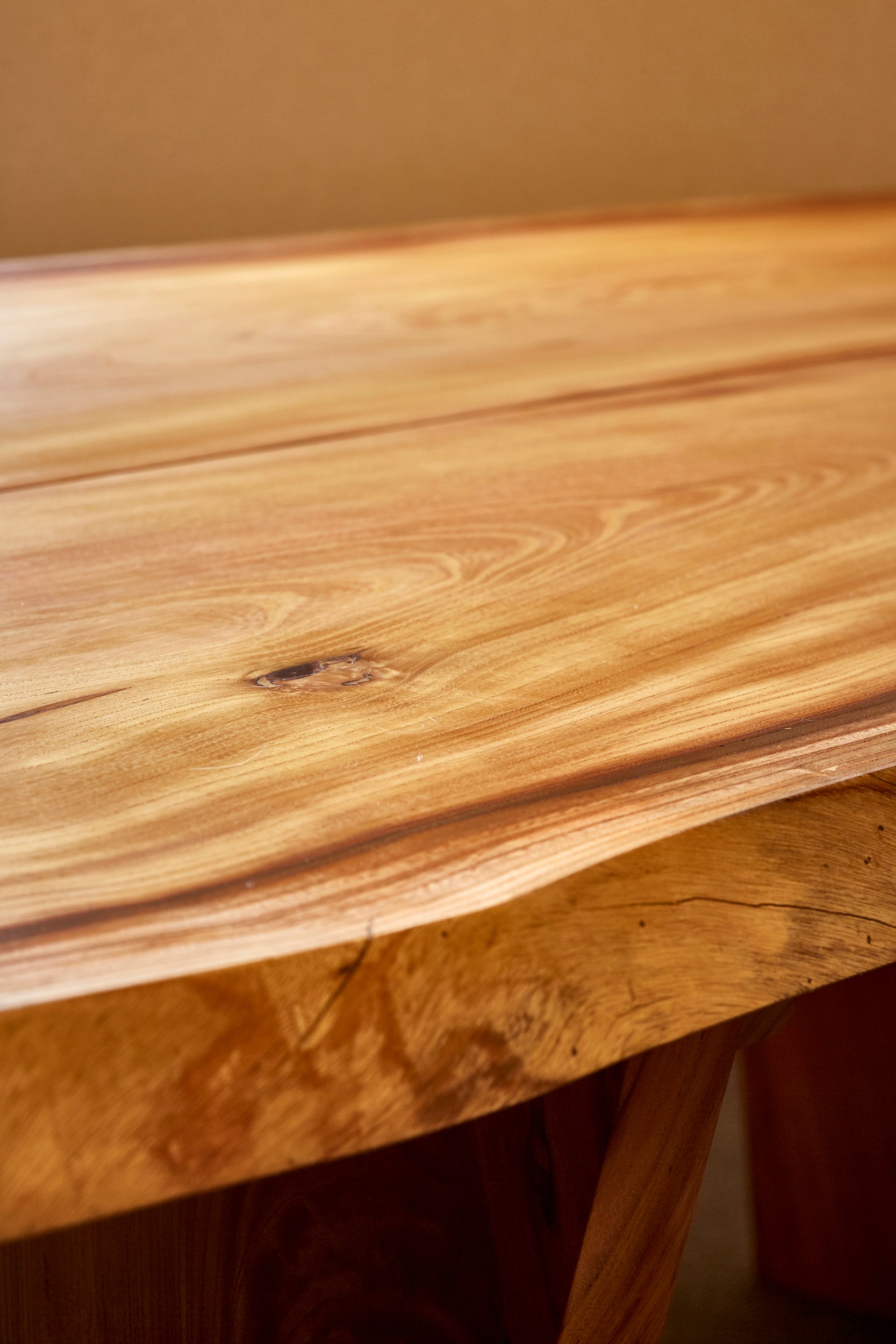 会議テーブル。ケヤキ一枚板。アップ。オーダーメイド家具事例写真。