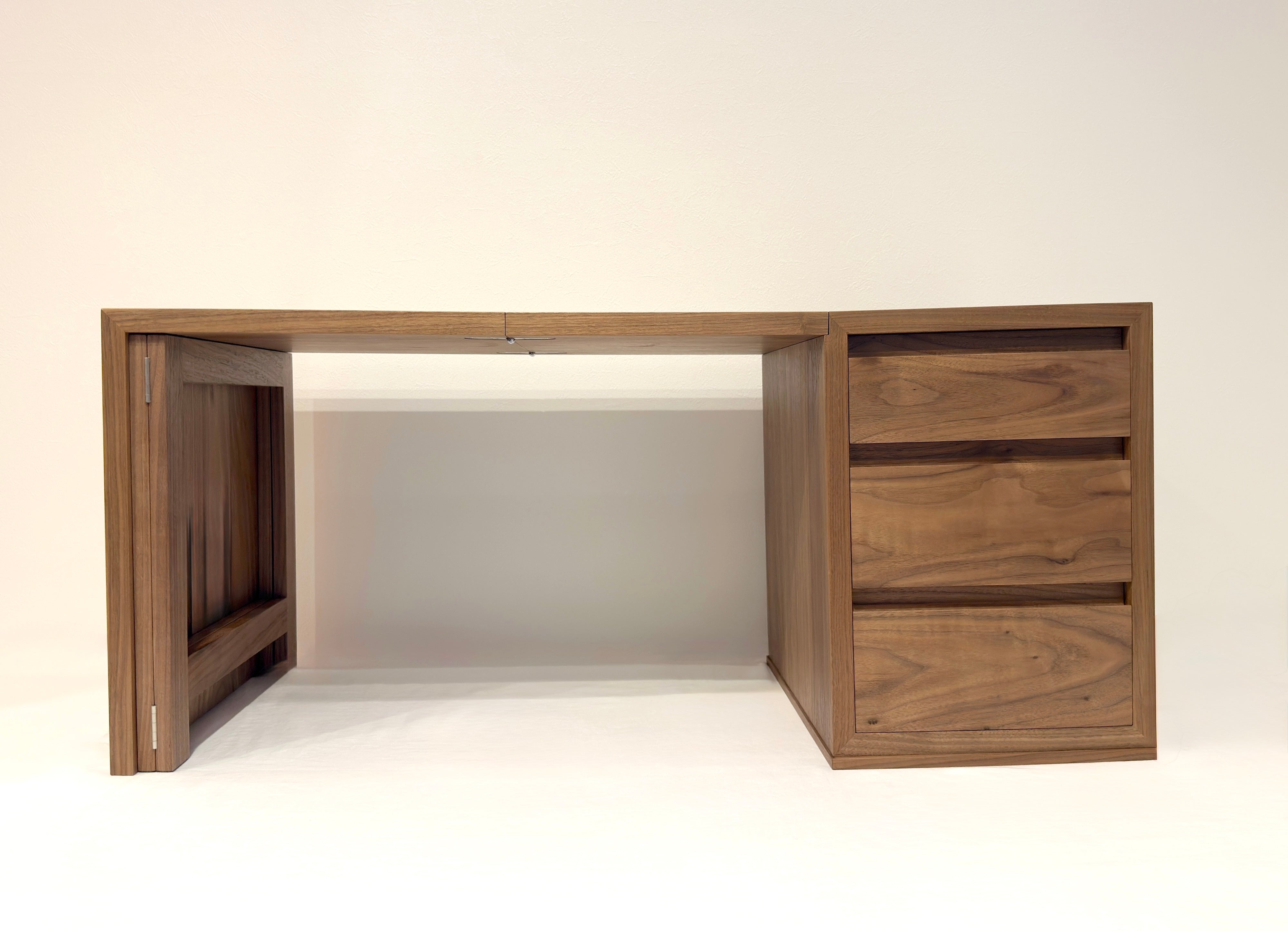 折りたたみ化粧台。折りたたみ途中３。オーダーメイド家具事例写真。