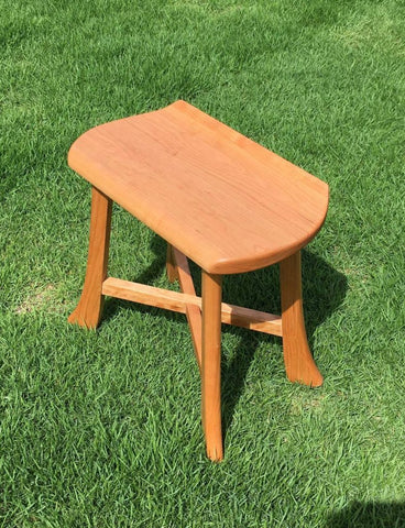 柔らかく、優しさが伝わる、チェリー材の玄関スツール